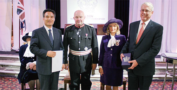 영국 여왕자원봉사상 시상식장에 참석한 하나님의 교회 총회장 김주철 목사(맨왼쪽).