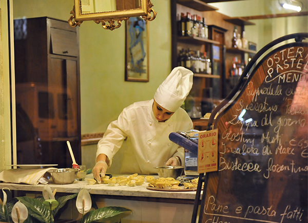 피렌체의 한 레스토랑에서 라비올리를 손으로 직접 빚는 요리사. ⓒphoto 이승원