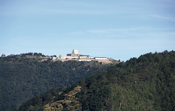 대만 타이베이 인근 신주현 해발 2680m 르산레이더기지에 있는 페이브포즈 레이더. 중국 전역을 샅샅이 훑을 수 있는 군사용 레이더다.