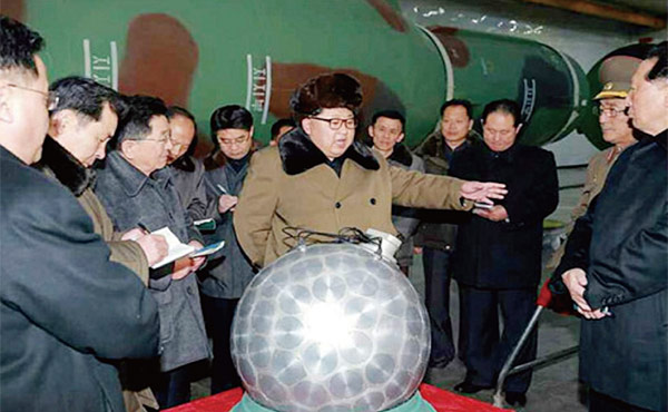 김정은이 핵탄두 앞에서 당과 군간부들에게 지시하는 모습. ⓒphoto 노동신문