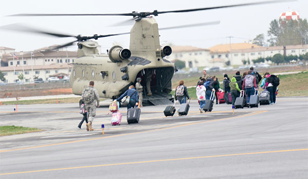 지난해 11월 경기도 평택의 ‘캠프 험프리스’ 기지에서 주한미군 가족들이 CH-47 시누크 헬기를 이용해 주일미군 기지로 대피훈련을 하고 있다. ⓒphoto 주한미군