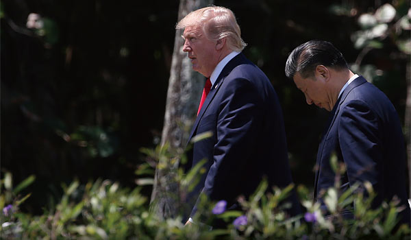 미국 플로리다주 팜비치의 마라라고 리조트를 산책 중인 도널드 트럼프 미국 대통령과 시진핑 중국 국가주석(오른쪽). ⓒphoto AFP