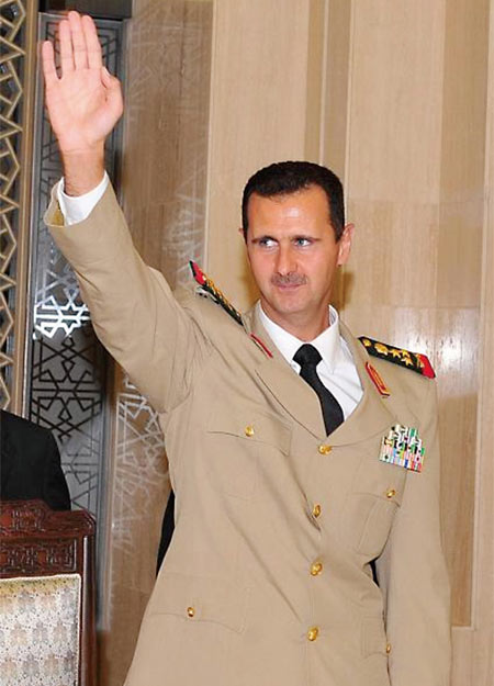 바샤르 알 아사드 시리아 대통령이 군복을 입고 손을 들어 보이고 있다. ⓒphoto 시리안프리프레스