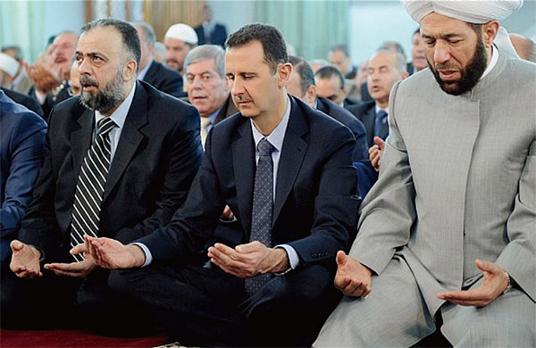 아사드 시리아 대통령(가운데)이 알라위파 신자들과 기도하고 있다. ⓒphoto SANA통신