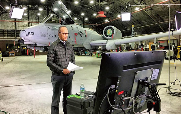 미국 NBC 방송의 저녁뉴스 간판앵커 레스터 홀트가 경기도 평택의 오산공군기지 격납고 A-10 공격기 앞에서 방송을 진행 중이다. ⓒphoto NBC