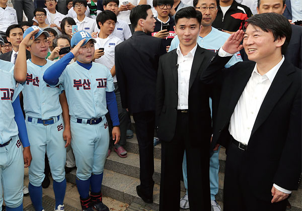2012년 9월 안철수 당시 무소속 대통령 후보가 부산고등학교를 방문한 모습. ⓒphoto 이준헌 조선일보 기자
