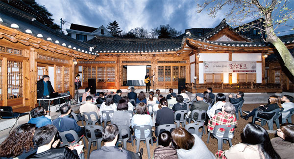 지난 4월 18일 오후 7시 서울시 종로구 부암동 무계원에서 첫 ‘조선토크’가 열렸다. ⓒphoto 김종연 영상미디어 기자