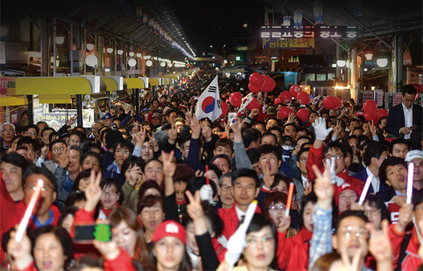 지난 4월 26일 저녁 대구 서문시장에서 열린 자유한국당 홍준표 후보 유세에 몰린 시민들. ⓒphoto 연합