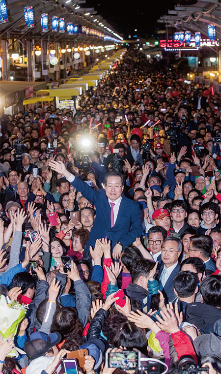 지난 4월 26일 1만여명의 인파가 모인 대구 서문시장에서 유세하는 홍준표 자유한국당 대선후보. ⓒphoto 연합