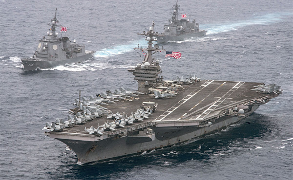 지난 4월 23일 미국 핵항공모함 칼빈슨호가 일본 해상자위대 구축함 2척과 합동훈련을 하고 있다. ⓒphoto 미 해군