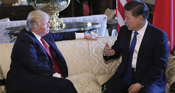 지난 4월 6일 미·중 정상 간 만찬에 앞서 트럼프 미국 대통령과 시진핑 중국 국가주석이 대화하고 있다. ⓒphoto 중국 신화망