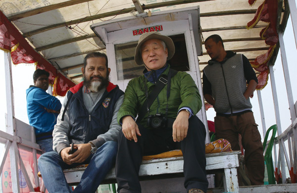전운성 교수(오른쪽)와 NGO 단체 SAFE 소속의 디파얀 데이 박사.