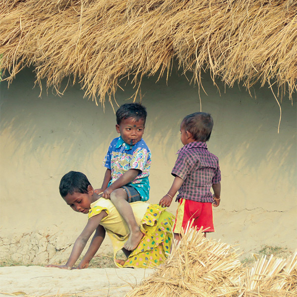 가난한 소작농들이 살고 있는 람사르섬의 아이들.