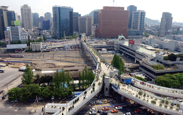 5월 20일 완공을 앞둔 서울역 고가공원 ‘서울로 7017’. ⓒphoto 뉴시스