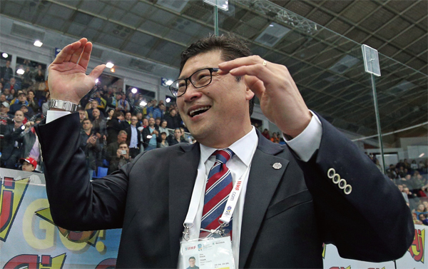 백지선 한국 남자 아이스하키 대표팀 감독이 지난 4월 29일 한국팀 승리 후 눈물을 흘리며 기뻐하고 있다. ⓒphoto 연합