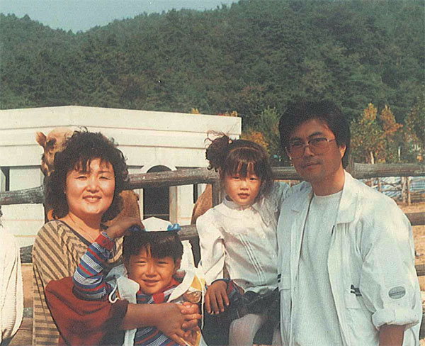 아들 준용씨와 딸 다혜씨가 어린 시절에 찍은 가족사진.