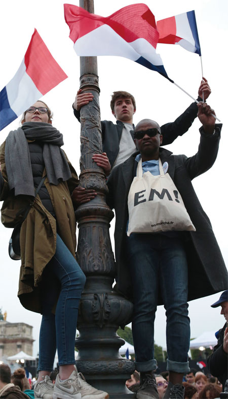 지난 5월 7일 파리 루브르박물관 앞에서 마크롱 당선자의 승리에 환호하는 젊은이들. ⓒphoto 뉴시스