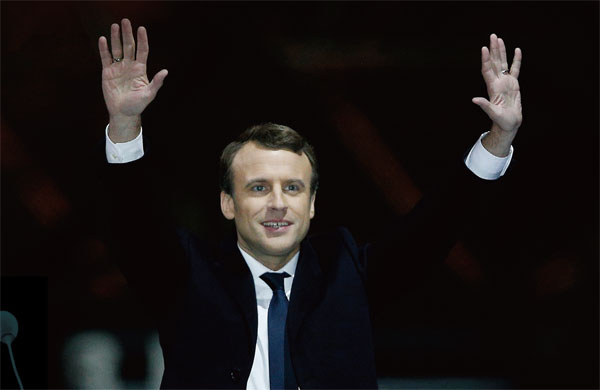 에마뉘엘 마크롱 프랑스 대선 당선자가 지난 5월 7일 파리 루브르박물관 유리피라미드 앞에서 지지자들에게 손을 들어 보이고 있다. ⓒphoto 뉴시스