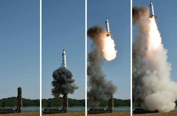 북극성-2형 미사일 발사 연속 장면.