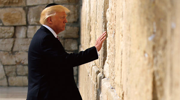 지난 5월 22일 트럼프 미국 대통령이 예루살렘의 ‘통곡의 벽’에 손을 대고 유대식 기도의식을 행하고 있다. ⓒphoto 연합