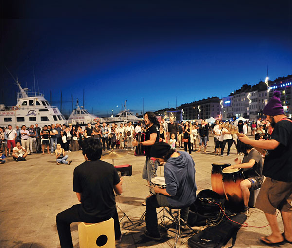 마르세유 항구에서 흥겨운 음악을 연주하는 청년들. ⓒphoto 이승원