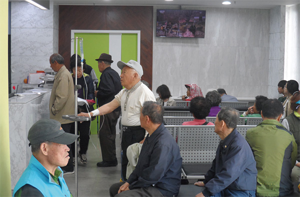 지난 4월 29일 오전 9시 경상북도 의성군 의성읍에 위치한 ‘진연합의원’에 노인들이 오전 진료를 받기 위해 기다리고 있다.