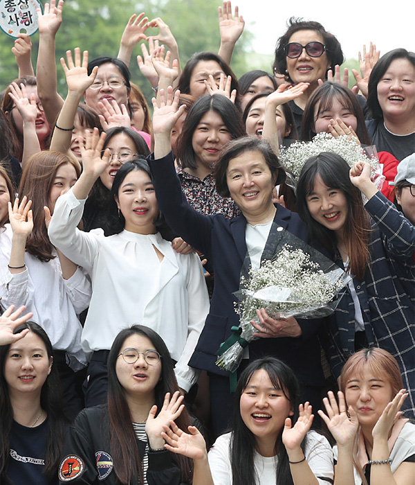 지난 5월 31일 취임식을 마친 김혜숙 이화여대 신임총장이 학생들과 기념촬영을 하고 있다. ⓒphoto 연합