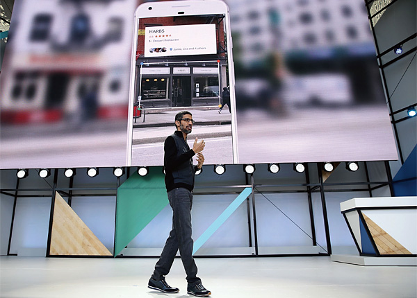 지난 5월 17일 열린 구글 I/O 2017 행사에서 순다르 피차이 구글 CEO가 구글렌즈에 대해 설명하고 있다. ⓒphoto 연합