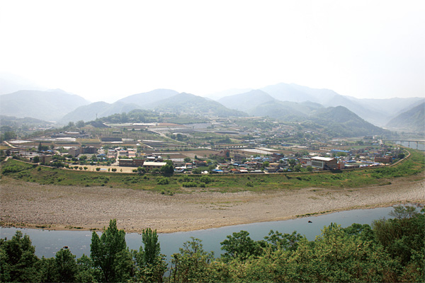 영춘초등학교 맞은편 도로에서 내려다본 영춘 면소재지 전경. 남한강이 곡류하고 멀리 온달산성이 바라보인다.