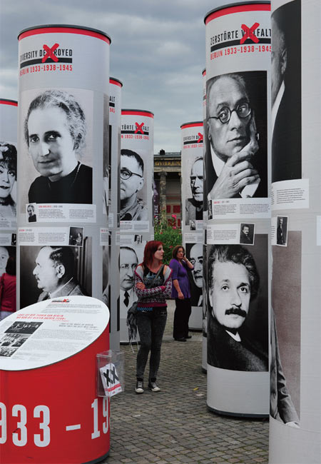 베를린의 상징 포츠담 광장. 이곳에서는 다양한 무료 전시가 있는데, 제2차 세계대전 당시 나치가 탄압한 예술가들을 추모하는 사진전이 열리고 있었다.