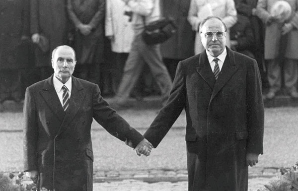 1984년 9월 22일 헬무트 콜 서독 총리(오른쪽)와 프랑수아 미테랑 프랑스 대통령이 프랑스 베르됭의 두오몽 납골당에서 열린 1차 세계대전 베르됭 전투 기념식에서 손을 잡고 있다. 이 장면은 양국 화해의 상징이 되었다. ⓒphoto AP