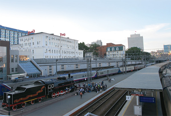시베리아 횡단열차의 시발(始發)역인 블라디보스토크 기차역 풍경. 전시용 옛 열차(왼쪽 아래) 앞에 열차 탑승객이 대기 중이다.