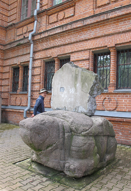 하바롭스크 향토박물관 건물 앞에 있는 거북 석상. 우수리스크에서 가져온 발해 유물이다.