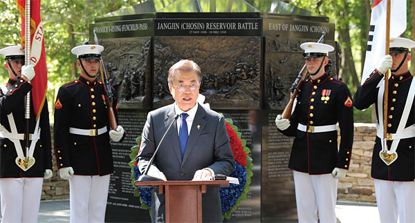 문재인 대통령이 지난 6월 28일 오후(현지시각) 방미 첫 일정으로 버지니아주 콴티코 미 해병대 국립박물관에 있는 ‘장진호전투 기념비’를 방문해 기념사를 하고 있다. ⓒphoto 연합