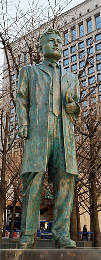 서울 남대문 세브란스빌딩 앞에 있는 현봉학 박사의 동상. ⓒphoto 세브란스병원