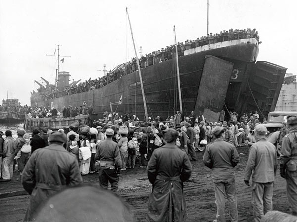 1950년 12월 12일 흥남철수작전. 흥남항에서 미군 상륙정(LST)이  탈출하는 피란민들을 태우고 있다. ⓒphoto 뉴시스