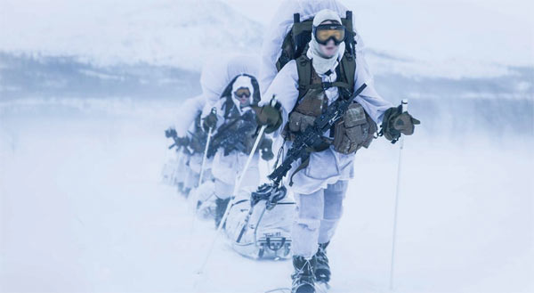 노르웨이군 여성 특수부대원들이 스키를 타고 이동하고 있는 모습. ⓒphoto 노르웨이군