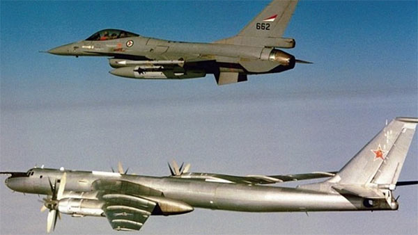 노르웨이 F-16전투기가 러시아 Tu-95 전략폭격기의 영공 진입을 차단하고 있다. ⓒphoto 노르웨이군