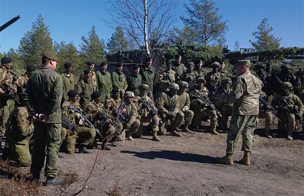 미군 장교가 자국과 핀란드군 병사들에게 훈련 내용을 설명하고 있다. ⓒphoto 핀란드군
