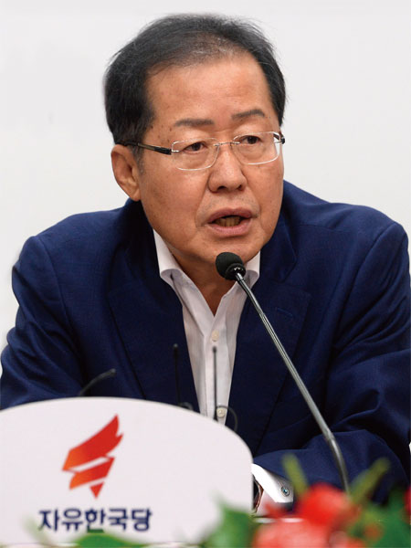 지난 7월 10일 오전 서울 여의도 자유한국당 당사에서 열린 최고위원회의에 참석한 홍준표 대표가 모두발언을 하고 있다. ⓒphoto 뉴시스