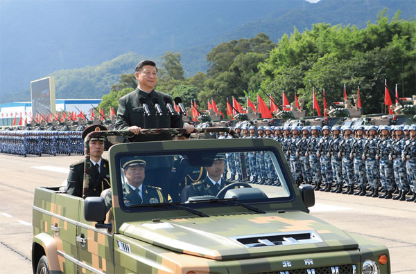 지난 6월 30일 홍콩 주둔 인민해방군 부대를 사열하는 시진핑 주석.