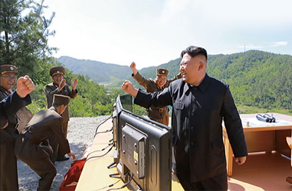 지난 7월 4일 발사된 ICBM급 화성-14형(위)과 이에 환호하는 김정은. photo 조선중앙TV