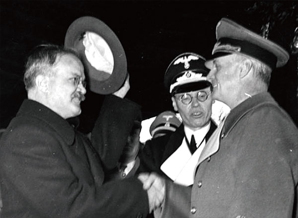 <b></div>1939년 독·소 평화협정</b> 1939년 몰로토프 소련 외무인민위원(왼쪽)과 리벤트로프 독일 외상이 악수하고 있다. ⓒphoto 위키피디아