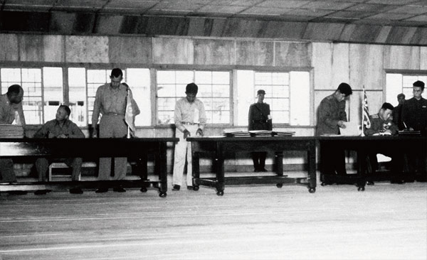 <b></div>1953년 정전협정</b> 1953년 7월 27일 유엔군 대표 해리슨 미군 중장(왼쪽 두 번째)과 북한군 남일 대장(오른쪽 두 번째)이 한국전쟁 정전협정에 서명하고 있다. ⓒphoto 미국 국무부