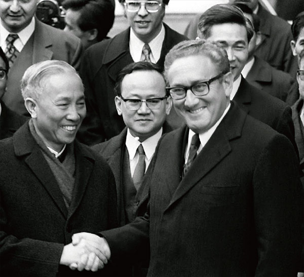<b></div>1973년 파리 평화협정</b> 1973년 미국 대표 헨리 키신저(오른쪽)와 북베트남 대표 레둑토가 파리 평화협정 합의 후 악수하고 있다. ⓒphoto 위키피디아