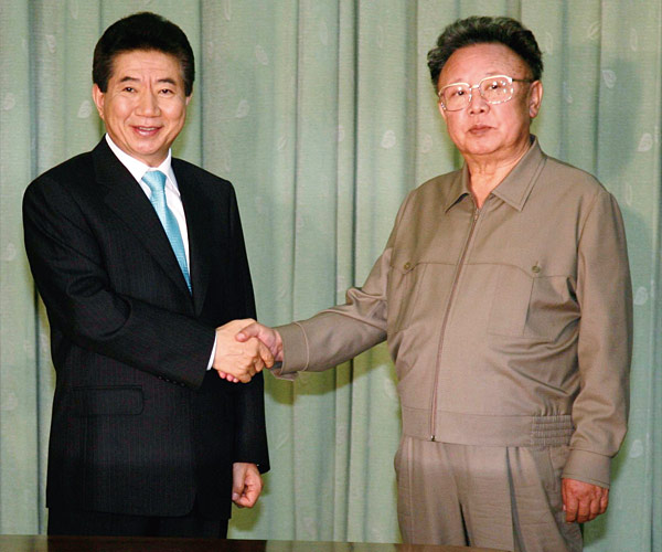 2007년 10월 남북정상회담 때의 노무현 대통령(왼쪽)과 김정일 국방위원장. ⓒphoto 연합