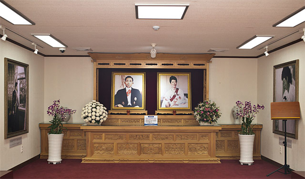 지난해 12월 방화사건 이후 긴급 복구된 박정희 대통령 생가 앞 추모관.