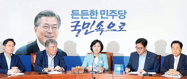 지난 7월 19일 서울 여의도 국회 더불어민주당 대표 회의실에서 열린 최고위원회의에서 추미애 대표(가운데)가 모두발언을 하고 있다.