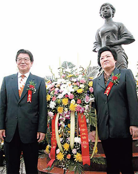 리티에잉 전 사회과학원장(왼쪽) 부부와 그의 모친 김유영의 동상.