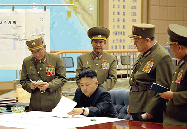 김정은이 북한군 장성들에게 탄도미사일 시험발사를 지시하고 있는 모습. ⓒphoto KCNA